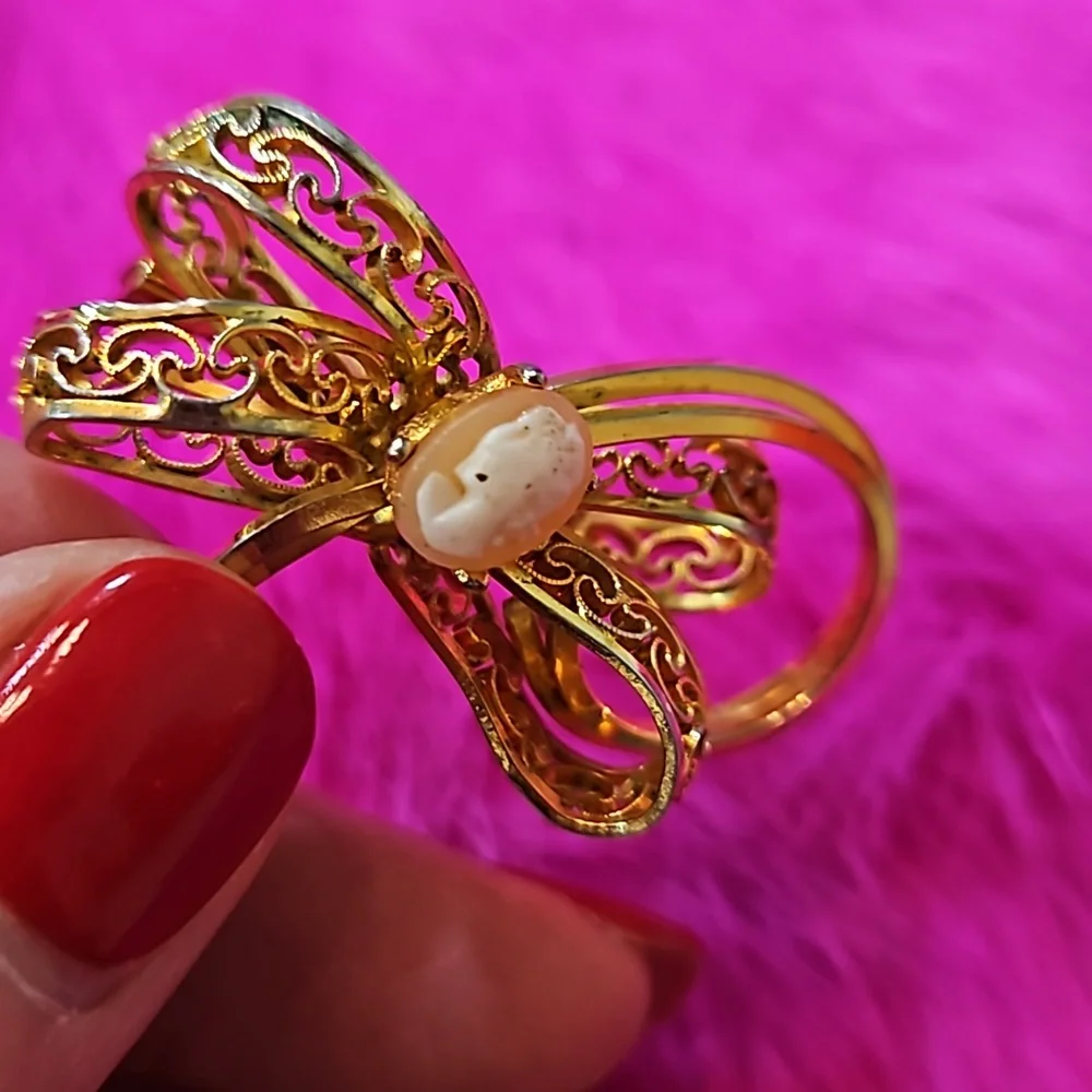 UNIQUE CAMEO‎ CENTER GOLD FILIGREE FLOWER BROOCH